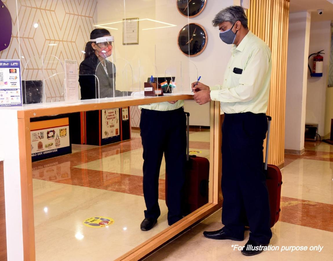 Vaccinated Staff - Oyo 11400 The Down Town Suites Haydarabad Dış mekan fotoğraf