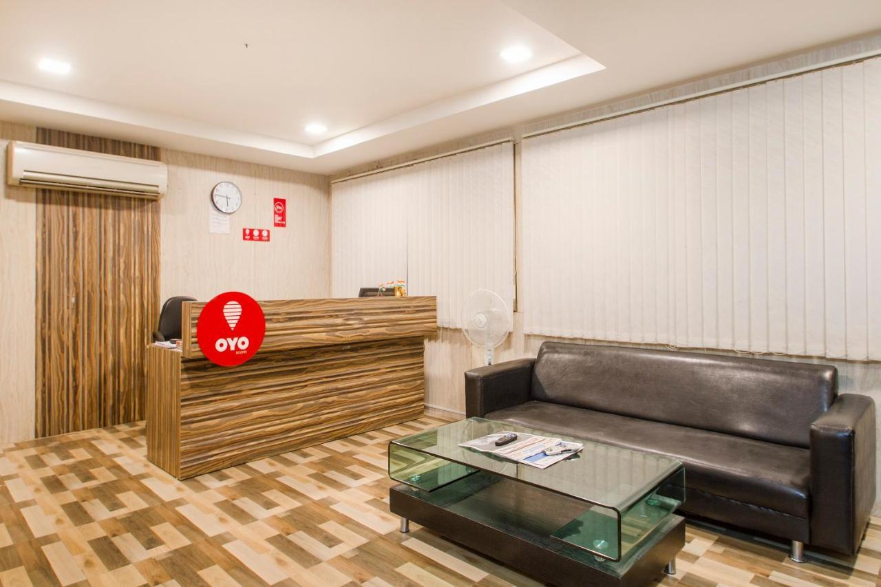 Vaccinated Staff - Oyo 11400 The Down Town Suites Haydarabad Dış mekan fotoğraf