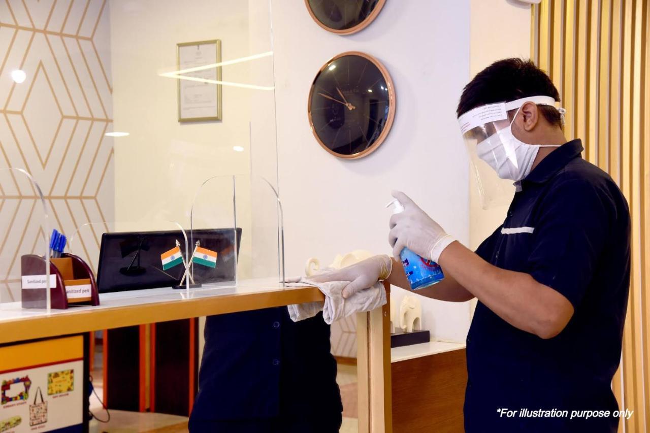 Vaccinated Staff - Oyo 11400 The Down Town Suites Haydarabad Dış mekan fotoğraf